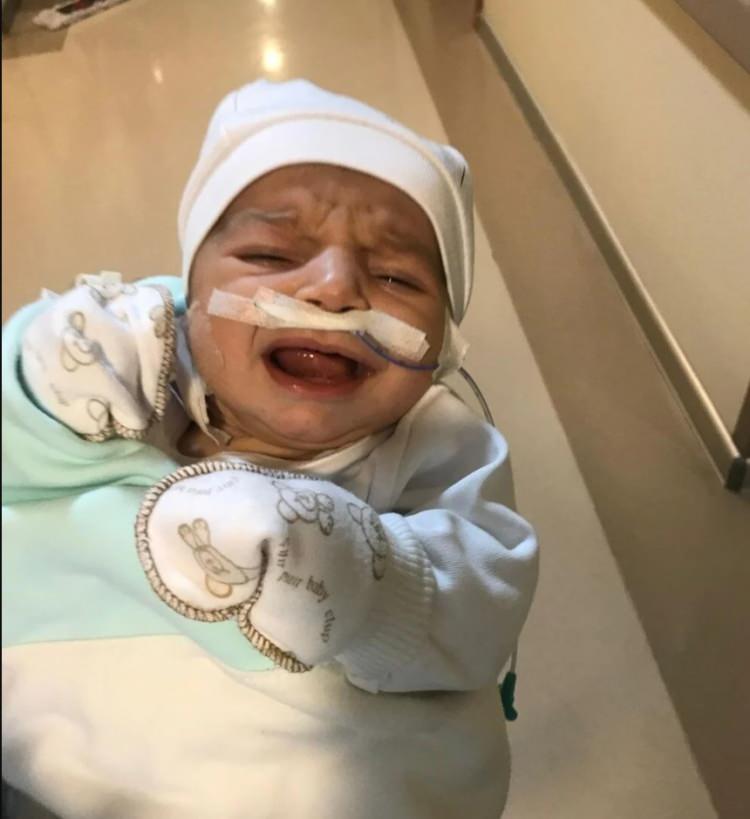 <p>Ailesi, tam umudu kestiği anda, en zor vakaların üstesinden gelmesiyle dünyada da adından söz ettiren Koç Üniversitesi Tıp Fakültesi Hastanesi Pediatrik ve Konjenital Kalp Damar Cerrahisi Bölüm Başkanı Prof. Dr. Afksendiyos Kalangos'a ulaştı. Fatma Nur'un hayatı, Kalangos Vakfı ve Koç Üniversitesi Hastanesi'nin de desteğiyle, Prof. Dr. Kalangos ve Opr. Dr. Yılmaz Zorman'ın liderliğindeki büyük bir ekibin geçtiğimiz Mart ayında gerçekleştirdiği ameliyat sayesinde kurtuldu. Küçük kız, bu sendromla doğup ameliyattan sonra hayatta kalabilen ikinci vaka olarak dünya tıp literatürüne girecek. </p>