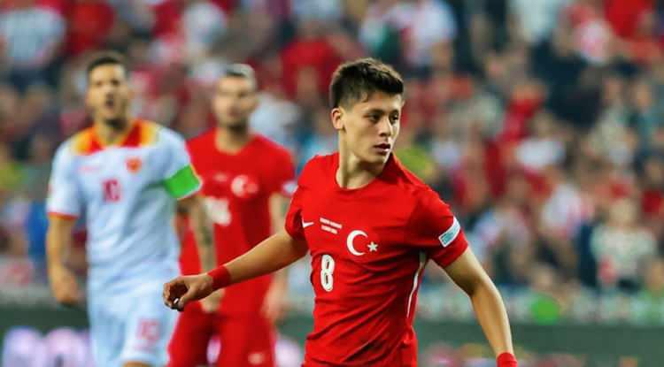 <p>Son dönemde Real Madrid'te oynayan futbolcu <strong>Arda Güler</strong>, hem başarılı futbol performansıyla hem de özel hayatıyla adından sık sık söz ettiriyor.</p>