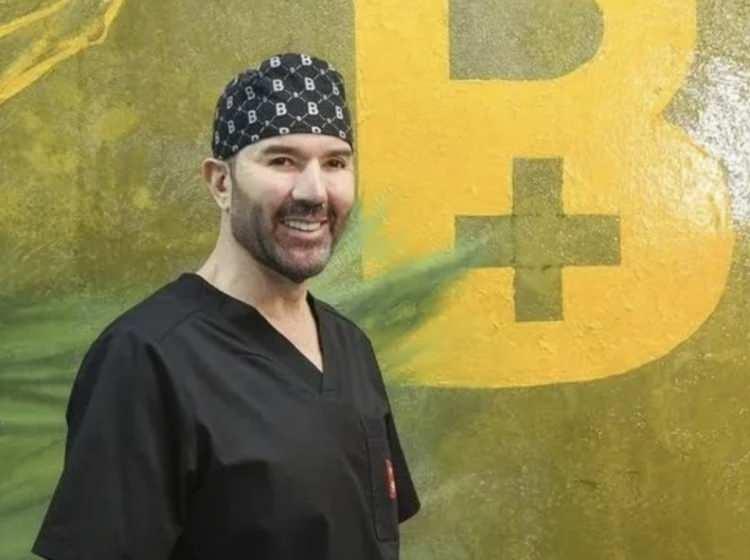 <p>Öte yandan ikili hakkında dava devam ederken Oğuz Murat Aci'nin eşi Şükriye Aci ve kazada yaralanan tüm müştekiler, şikayetlerinden "maddi ve manevi zararlarının giderildiğini" gerekçe göstererek şikayetlerinden vazgeçti.</p>
