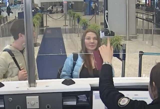 <p>Açıklamada, <em><strong>“Müvekkilim devam eden süreçte kendisine karşı başlatılan kötü izlenime ve sosyal linçe rağmen insani ve vicdani duruşu ile iyi niyetini hiç esirgememiş ve şartların oluşması ile Murat Aci’nin eşi, bebeği ve 4 yaralının yasal olarak talep edebileceği bütün maddi ve manevi zararlarının yaklaşık iki katını vererek anlaşmaya varmışlardır”</strong></em> ifadeleri kullanıldı.</p>