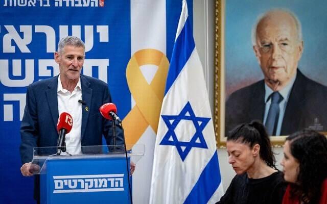<p>GOLAN’A İKTİDAR VE MUHALEFETTEN TEPKİLER YÜKSELDİ</p>
<p><br />
"İntikamcı, ahlaksız insanlarla dolu, güçsüz olduğunu" ve İsrail'in varlığına bir tehdit oluşturduğunu belirten Golan, "Normal bir devlet sivillere karşı savaş yürütmez, hobi olarak çocukları öldürmez, bir halkı yerinden etmeyi kendisine hedef olarak belirlemez. İsrail milletler arasında bir parya devleti olmaya doğru ilerliyor." ifadesini kullandı.</p>
<p> </p>