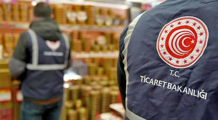 <p><em><strong>Ticaret Bakanlığı, son yayınladığı listede biri katlanabilir masa ve diğeri tabure olmak üzere iki ürüne yönelik piyasadan toplatma kararı alındığını duyurdu.</strong></em></p>