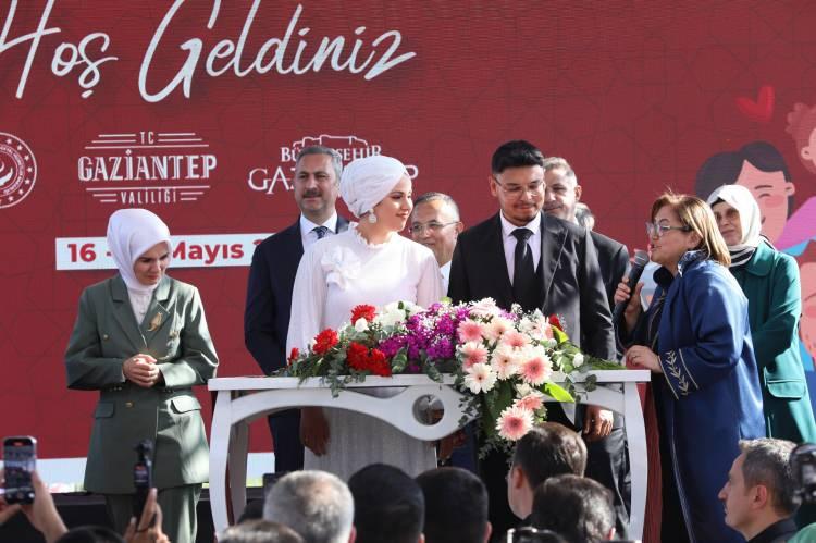 <p><strong>Bu kapsamda yeni evlenen çiftlere 40 bin TL nakdi destek, çeyiz yardımı ve toplu nikah töreniyle birçok kolaylık sağlanıyor. Evlilik yolunda sağlam adımlarla ilerlemek isteyen çiftler için bu destek programları, maddi destekten rehberlik hizmetine kadar kapsamlı bir çözüm sunuyor.</strong></p>