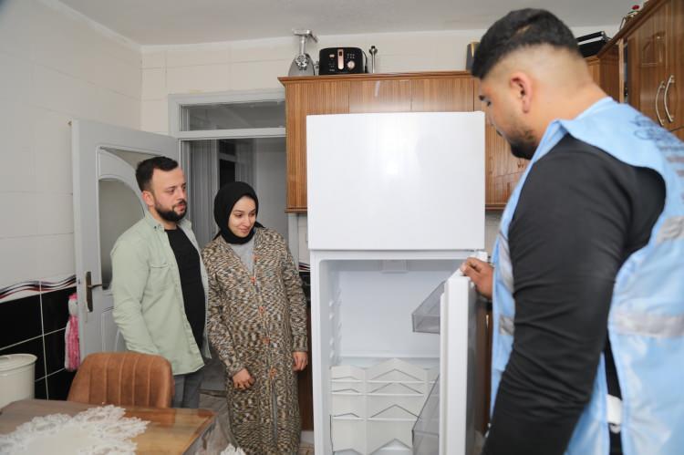 <p><span style="color:#B22222"><strong>40 BİN TL NAKDİ DESTEK</strong></span></p>
<p><strong>Yeni evlenen çiftlere 40 bin TL nakdi destek sağlanıyor. Bu destekten yararlanmak için çiftlerin Gaziantep Aile Akademisi’nin Evlilik Öncesi Eğitim Programı’na katılmış olması ve belirli kriterleri sağlaması gerekiyor.</strong></p>