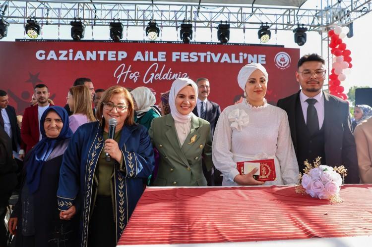 <p><span style="color:#B22222"><strong>ÇEYİZ DESTEĞİ</strong></span></p>
<p><strong>“Yuva Kurmak Sizden, Destek Bizden” anlayışıyla, yeni evli çiftlere ev eşyası yardımı yapılıyor. Çiftlere buzdolabı, çamaşır makinesi, bulaşık makinesi veya küçük ev aletleri setinden biri hediye ediliyor.</strong></p>