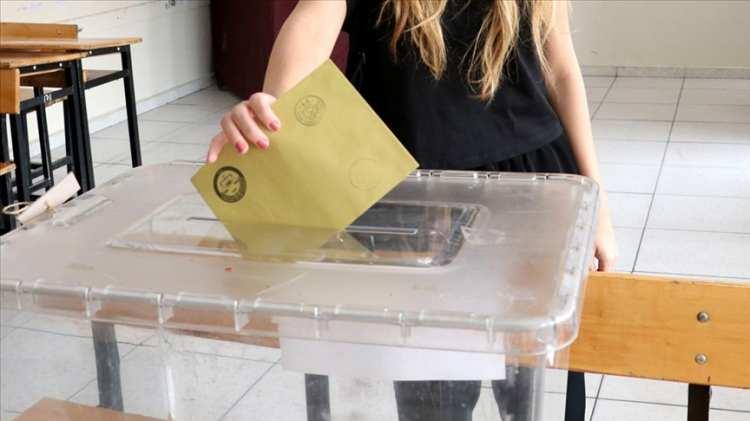 <p>Politikanın kısmen başarılı olduğunu düşünenlerin oranı yüzde 22,1 iken, başarısız bulanların oranı yüzde 19,7 oldu. Fikri olmadığını belirtenlerin oranı ise yüzde 8,4.</p>