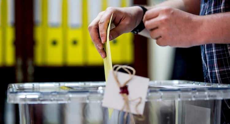 <p>Diğer Partiler: </p>
<p> </p>
<p> </p>
<p>Diğer partilere oy veren seçmenlerin yüzde 35,5'i başarılı, yüzde 32,0'ı kısmen başarılı, yüzde 24,2'si başarısız ve yüzde 8,3'ü fikri olmadığını belirtti.</p>
<p> </p>