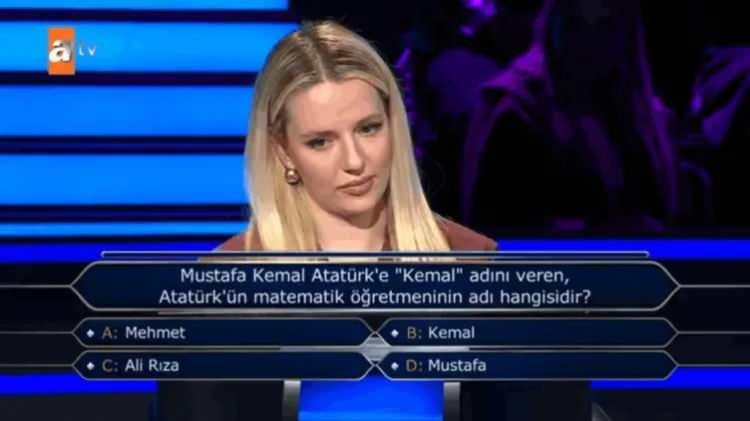 <p><span style="color:#B22222"><strong>İŞTE O SORU!</strong></span></p>
<p>Yarışmacının karşısına gelen beşinci soruda "Mustafa Kemal Atatürk'e, 'Kemal' adını veren matematik öğretmeninin adı nedir?" sorusu çıktı.</p>