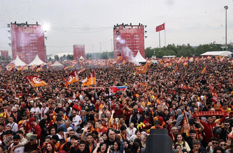 <p>"Tarihi yarımadaya, ecdadımızın tüm dünyaya hükmettiği topraklara hoş geldiniz." ifadesini kullanan Özbek, "Burada ecdadımız, çok yakın olan Topkapı Sarayı'ndan dünyaya hükmettiler. Şimdi tüm İstanbul sesimizi duysun istiyorum. Galatasaray bu ülkenin inancıdır. Galatasaray, insanlarımızın mutluluğu içindeki pozitif enerjidir. Biz bu mutluluğun bu enerjinin daha da büyümesi için daha çok çalışacağız. Buradan Avrupa'da başarılı olmak için elimizden gelen her şeyi yapacağımızın sözünü tüm Galatasaraylılara veriyorum. Şampiyonluğumuz, 5. yıldızımız tüm Galatasaray camiasına hayırlı olsun. Yaşasın Galatasaray." diye konuştu.</p>