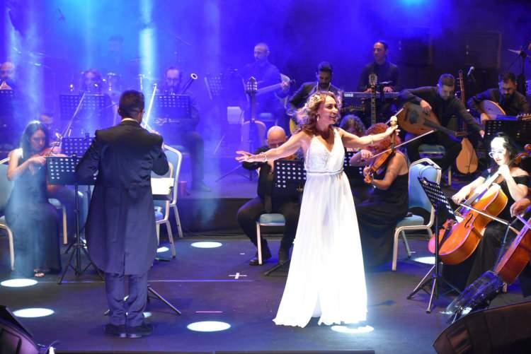 <p><span style="color:rgb(128, 0, 0)"><strong>SAHNEDE YERE YIĞILDI</strong></span></p>
<p><span style="color:rgb(0, 0, 0)">Konser sırasında fenalaşan ünlü şarkıcı sahnede dengesini kaybederek aniden yere yığıldı. </span></p>