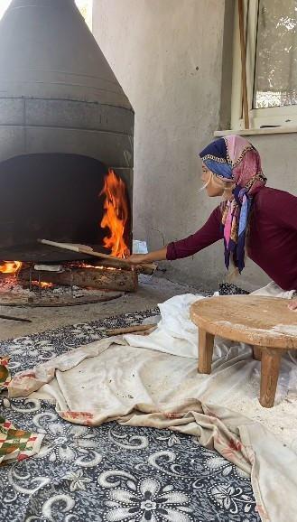 <p>Köyde inek sağmaktan, tandırda ekmek yapmaya, bahçedeki sebzeleri toplamaktan birçok geleneksel anı kayıt altına alan Gheibi, sosyal medyada büyük bir beğeni topladı. </p>