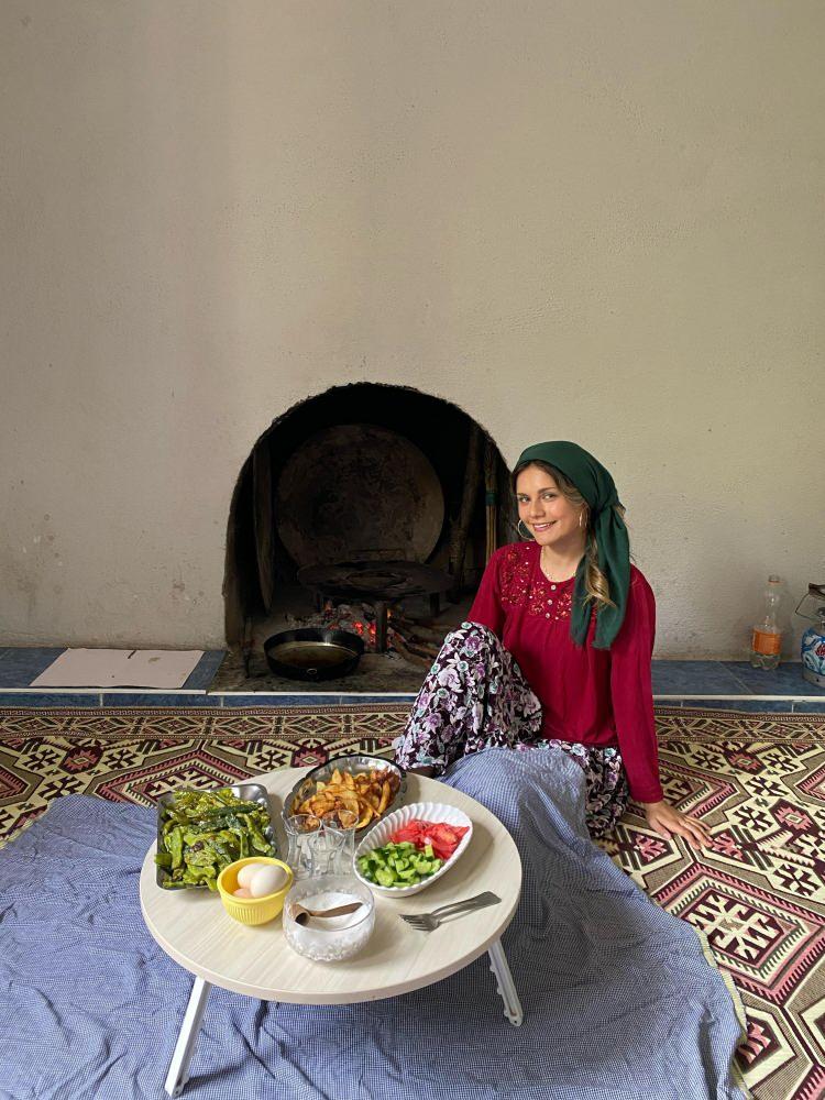 <p>Nicole ile Alanya'ya tanıştıktan sonra beraber köy videoları çeken Selçuk Paksoy ise, <strong>"'Nicole ile 2 yıl önce tanıştık. Ailesi de kendisi de çok güzel insanlar. Nicole ile değişik aktiviteler yapıyoruz videolar çekiyoruz ve köyleri geziyoruz.'' </strong>ifadelerini kullandı. </p>