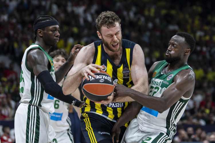 <p>Sport FM'de ise iki Yunan takımının Final Four'da mağlup olmasına vurgu yapılarak "Yunanistan finali yerine Yunan trajedisi!" başlığı kullanıldı. Haber detayında ise "Beklediğimiz Yunanistan finalini bize yaşatmadıkları gibi, tam tersine yoğun baskı altında ezilen Olympiakos ve Panathinaikos, Monaco ve Fenerbahçe'ye nispeten rahat bir şekilde yenildiler." ifadeleri kullanıldı.</p>
