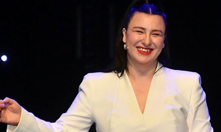 <p>&nbsp;"Yaklaşık 2,5 kilo verdim, gururluyum. Zor bir şey, boğazımı tuttum. Dedikodu ve gıybeti bıraktım, o y&uuml;zden zayıfladım. Dedikodu &ccedil;ok yediriyor arkadaşlar. Sosyal &ccedil;evresi olan herkes kilo alır. Yalnızlaşınca zayıflıyorsunuz. Kalabalıkta yiyorsunuz. İnsan, insan yediriyor."</p>
