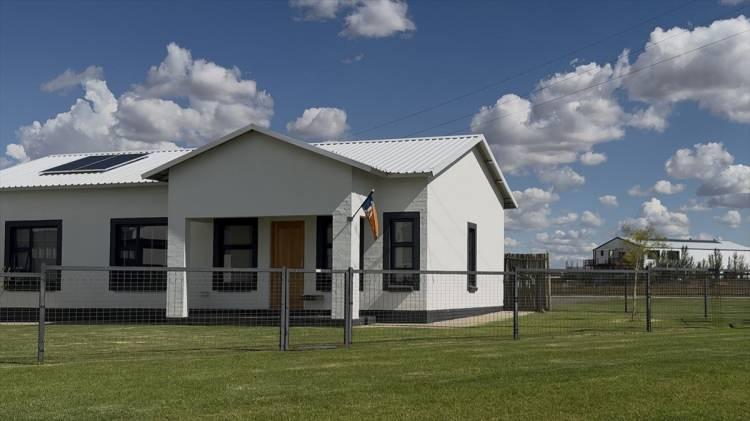 <p>Kendine ait bayrağı, para birimi hatta ulusal marşı olan Orania'nın yerel Hükümet Sözcüsü Joost Strydon, AA muhabirine, kasabanın 1991'den itibaren kuruluş sürecine ilişkin "Güney Afrika Anayasası'nın 235. maddesinde açıkça belirtildiği gibi Güney Afrika'daki kültürler, kendilerini koruma ve öz yönetim kurma hakkına sahiptir. Birinin bu hakkı savunması gerekiyordu, biz de bunu yaptık. Haklarımızı savunma sürecini başlattık." dedi.</p>