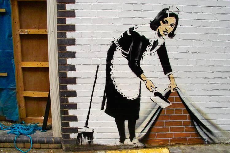 <p><span style="color:#000000"><strong>Ünlü sokak sanatçısı Banksy, çifte bir sürpriz yaparak evin duvarına 14 metrelik bir martı çizdi ve çizimin altına ise yalıtım malzemeleriyle dolu bir konteyner bıraktı.</strong></span></p>