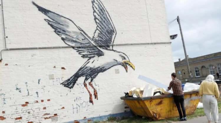 <p><span style="color:#000000"><strong>&Ouml;yle ki s&ouml;z konusu eser i&ccedil;in 1 ila 3 milyon sterlin yani yaklaşık 51 milyon ila 153 milyon TL değer bi&ccedil;ildi. Bu da evin fiyatını da bir anda olduğundan &ccedil;ok daha değerli kıldı.</strong></span></p>
