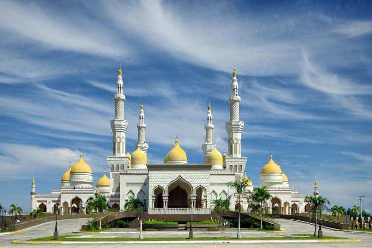 <p><strong><span style="color:#B22222">35) HASSANAL BOLKIAH CAMİİ </span> | 15 BİN</strong></p>
<p> </p>
<p>Filipinler</p>