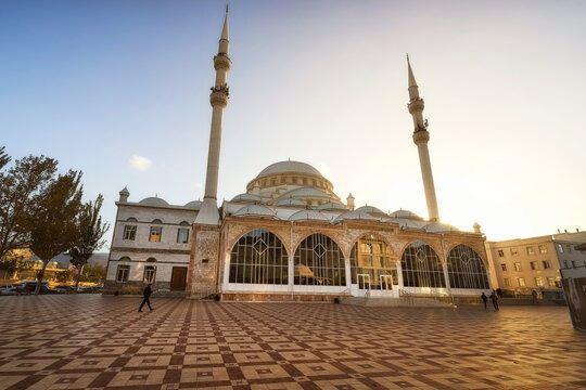 <p><strong><span style="color:#B22222">31)  MAHAÇKALE ULU CAMİİ </span> |  17 BİN</strong></p>

<p> </p>

<p>Rusya</p>
