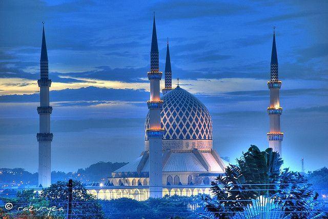 <p><strong><span style="color:#B22222">22) SHAH ALAM CAMİİ</span> | 24 BİN</strong></p>
<p> </p>
<p>Malezya</p>