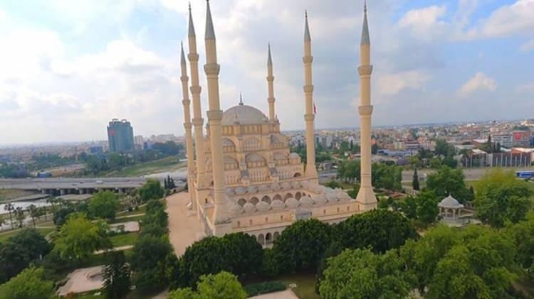 <p><strong><span style="color:#B22222">17) SABANCI CAMİİ</span> | 28.500 KİŞİLİK</strong></p>
<p> </p>
<p><strong>Türkiye - Adana</strong></p>