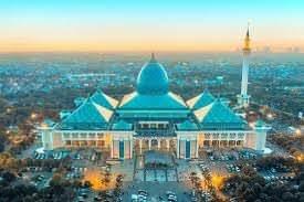 <p><strong><span style="color:#B22222">13)  AL AKBAR ULUSLARARASI CAMİİ</span>  |  59 BİN</strong></p>

<p> </p>

<p>Endonezya</p>
