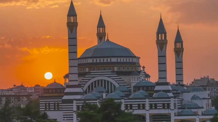 <p><strong><span style="color:#B22222">21)  SELAHADDIN EYYUBİ CAMİİ  </span>|  25 BİN KİŞİLİK</strong></p>

<p> </p>

<p><strong>Türkiye - Diyarbakır</strong></p>

