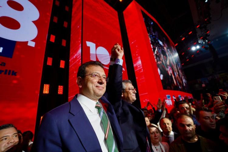 <p><strong><span style="color:rgb(178, 34, 34)">“CHP, İMAMOĞLU PARTİSİNE DÖNÜŞTÜ” </span></strong></p>
<p>Selvi, CHP Genel Başkanı Özgür Özel’in partiyi yolsuzluk soruşturması kapsamında tutuklanan İstanbul Büyükşehir Belediye eski Başkanı Ekrem İmamoğlu’nun çizgisine endekslediğini savunarak, partinin odağını kaybettiğini öne sürdü. </p>