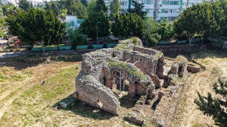 <p>Binlerce yıldır zamana meydan okuyan tarihi hamamın duvarları, yıkılma ihtimaline karşı demirlerle destekleniyor. Etrafı telle çevrilen tarihi yapının ayakta kalan duvarları şimdilerde yüksek binaların ve restoranların arasında kaldı.</p>

<p> </p>
