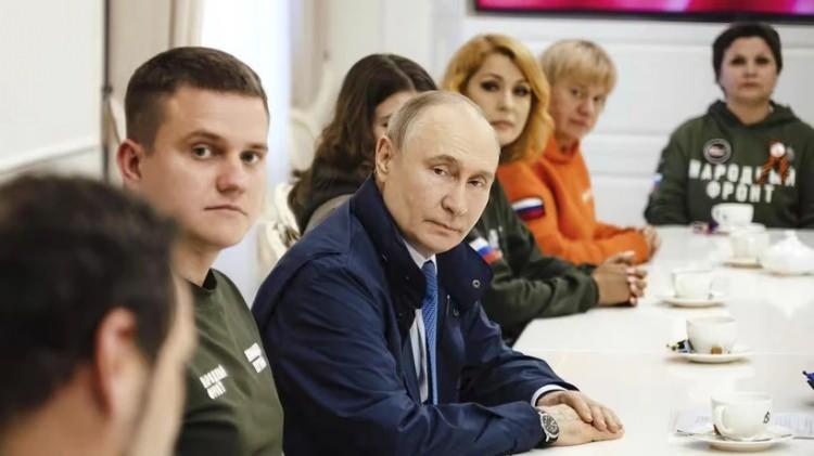 <p><span style="color:#A52A2A"><strong>İLK KEZ SİVİL KIYAFETLE GÖRÜNTÜLENDİ</strong></span><br />
<br />
Putin, bu kez sivil kıyafetlerle bölgeye geldi ve Kursk Nükleer Santrali'ni ziyaret etti. Ukrayna'nın, Rusya'nın kontrolündeki Kursk topraklarında tarihi anıtları yıkarak "tarihi silmeye çalıştığını" öne sürdü. Ayrıca, Ukrayna birliklerinin kiliseleri savunma mevzisi olarak kullandığını ve geri çekilirken tahrip ettiğini iddia etti. Putin, bölgede 2024-2025 savaşını anlatan bir müze açılacağını da duyurdu.</p>
<p> </p>