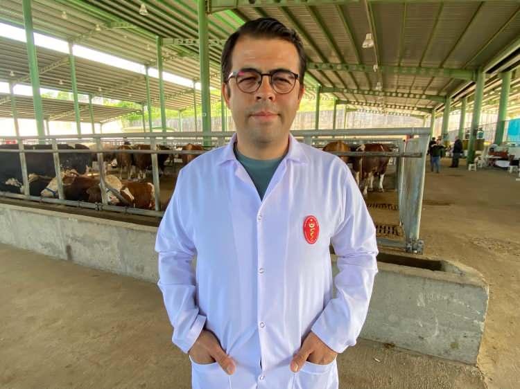 <p><span style="color:#A52A2A"><strong>BAKANLIĞIN UYGULMASI İŞLİYOR </strong></span></p>
<p>Hayvanların veteriner hekim kontrolünden geçmeden pazara alınmadığını vurgulayan Mehmet Bostancı, <strong>"Tarım ve Orman Bakanlığınca hayata geçirilen uygulama ile veteriner yol kontrol istasyonları oluşturuldu. Doğu Anadolu ve Güneydoğu Anadolu bölgesinden bölgemize gerçekleştirilen hayvan sevklerinde bu noktalarda hayvanların kontrolü yapılıyor."</strong> dedi.</p>