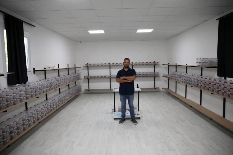 <p><span style="color:#A52A2A"><strong>ZEHRİN ALICI ÇOK </strong></span></p>
<p>Ören, zehrin yurt dışında kozmetik sanayisinde oldukça ilgi gördüğünü söyledi.</p>
