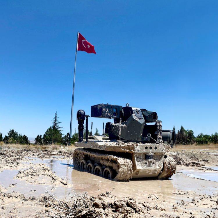 <p>HAVELSAN, seri üretim talebine hızlı cevap verebilmek için ekosistemine yeni ve yetkin altyüklenici firmaları da dahil etti. Platform geliştirme süreçlerini ekosistemindeki altyüklenici firmalarla yürüten HAVELSAN, en yetkin olduğu yazılım geliştirme süreçlerini de projedeki uzman mühendisleriyle gerçekleştiriyor.</p>