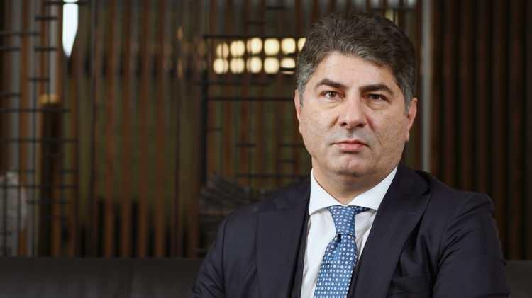 <p><span style="color:#B22222"><strong>13. Hakan Safi</strong></span></p>
<p> </p>
<p> <br />
<br />
750 milyon dolar serveti bulunur. Fenerbahçe aktif yöneticisidir. Pek çok önemli kararda imzası bulunur.</p>