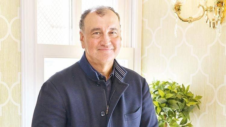 <p><span style="color:#B22222"><strong>1. Murat Ülker</strong></span></p>
<p> </p>
<p> </p>
<p> <br />
Yıldız Holding Yönetim Kurulu Başkanlığı yapan Murat Ülker, net 5,5 milyar dolarlık servetiyle listenin ilk sırasında yer alıyor. Bir röportajında, "Fenerbahçe'ye 500 milyon dolar verdim" ifadeleri dikkat çekmiştir.</p>