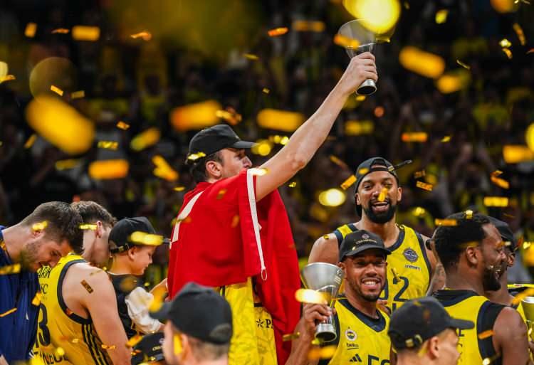 <p>Birleşik Arap Emirlikleri'nin başkenti Abu Dabi'de gerçekleşen Dörtlü Final'de Etihad Arena'da önce Panathinaikos AKTOR'u, sonra da finalde Monaco'yu yenen sarı-lacivertliler, Avrupa şampiyonu oldu.</p>