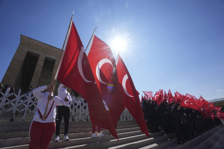<p>Havza'daki hareketlilikten haberdar olan İngilizlerin yaptığı baskı ile 9. Ordu Müfettişliği görevinden alınması üzerine Mustafa Kemal, Havzalılara sivil olarak veda etti.</p>
<p> </p>
