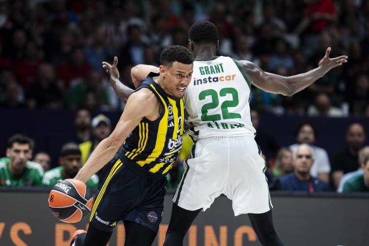 <p>Sport24, Yunan takımının elenmesini sert sözlerle eleştirerek "Beceriksiz ve isabetsiz Panathinaikos, hatalarının bedelini ödedi ve Abu Dabi'deki Final Four'dan elendi" başlığını attı. Haber detayında ise "Fenerbahçe, Panathinaikos'tan Berlin'deki Final Four'un rövanşını aldı ve Abu Dabi'de finale kaldı. Yeşiller yaratıcılıktan yoksundu" ifadelerine yer verildi.</p>