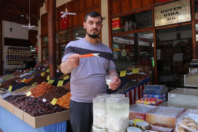 <p><span style="color:#A52A2A"><strong>"GENÇLER PEK BİLMİYOR"</strong></span></p>

<p>Kenger sakızının faydalarına değinen Gülle, <strong>"Kulaklardaki intihabın atılmasına yardımcı olur, dişlere ve diş etlerine faydaları vardır. Kilogram fiyatı 10 bin ile 12 bin lira arasında değişiyor. Gençler pek bilmiyor kenger sakızını ama 50 yaş üzeri biliyor ve alıyor." </strong>dedi. </p>
