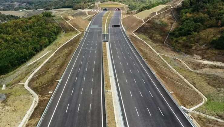 <p>TÜİK trafik kazalarında ölüm oranlarını açıkladı. </p>
<p>Yaşanan kazalarda 266 bin 855 kişi hayatını kaybederken 385 bin 117 kişi ise yaralanmıştır. </p>
<p> </p>