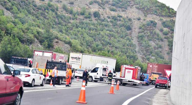 <p>Son yıllarda yapılan trafik düzenlemeleri ve yeni yollarla trafik kazaları en minimuma indirilse de yaşanan ölümler yürekleri yakmaya devam ediyor. </p>