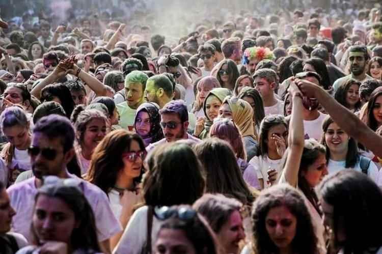 <p>TÜİK'in son paylaştığı araştırmaya göre, genç kadınlar sağlık, erkekler ise başarı ile mutlu oluyor.</p>
<p> </p>