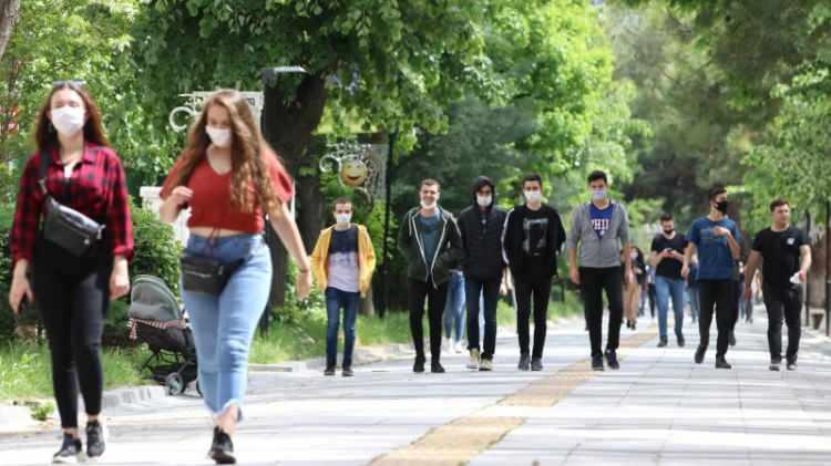 <p>Türkiye İstatistik Kurumu’nun (TÜİK) 2024 yılı Yaşam Memnuniyeti Araştırması sonuçlarına göre, 18-24 yaş grubu gençlerin yüzde 51,8’i kendini mutlu hissediyor.</p>