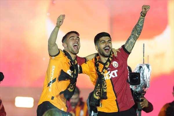 <p>Yenikapı Miting Alanı'ndaki kutlama etkinlerinde Ebru Yaşar, Betül Demir, Enbe Orkestrası, Aydilge, Tefo ve Seko, Blok3, Gökhan Kırdar, Altay, Güliz Ayla, Emircan İğrek, Gripin, Atiye, Kenzi BY, Kenan Doğulu gibi sanatçılar konser verirken, Suat Ateşdağlı-Yalçın ve Avangart Tabldot da DJ performanslarını sergiledi.</p>