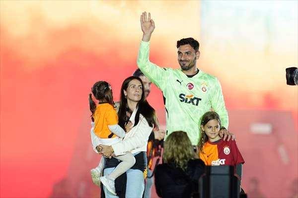 <p>Bu sezon başarılı bir performansla sergileyen Yunus Akgün ise sahneye 'Çocukluk aşkımsın' şarkısıyla geldi. Sarı-kırmızılıların Uruguaylı futbolcusu Lucas Torreira da sahneye dans ederek çıktı. Barış Alper Yılmaz, yakın zamanda vefat eden Volkan Konak'ın 'Aleni aleni' şarkısıyla sahneye geldi.</p>