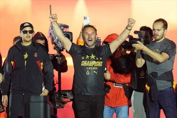 <p>Konserlerin ardından futbolcular ile teknik ekip, 5 yıldızlı sahnede seçtikleri şarkılarla çıkış yaptı. İlk olarak kulüp çalışanları ve teknik ekip sahneye çıktı. Galatasaray Teknik Direktör Okan Buruk, sahneye oğlu Ali Yiğit ile birlikte Galatasaray marşıyla giriş yaptı.</p>