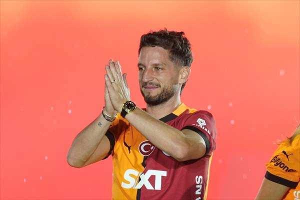 <p>Takımdan ayrılacak Belçikalı futbolcu Dries Mertens, eşi Kat Kerkhofs ve oğlu Ciro ile sahneye geldi. Mertens ve eşi, bu anlarda duygusal anlar yaşadı ve gözyaşlarına hakim olamadı.</p>