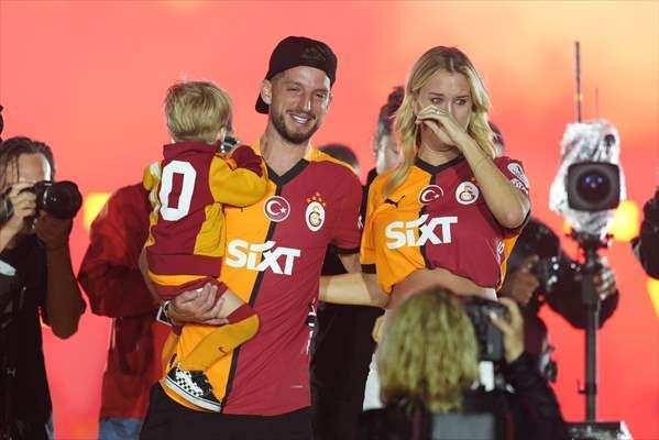 <p>Sarı-kırmızılı taraftarlar ayrıca Ciro'ya tezahüratlarda bulundu.</p>
