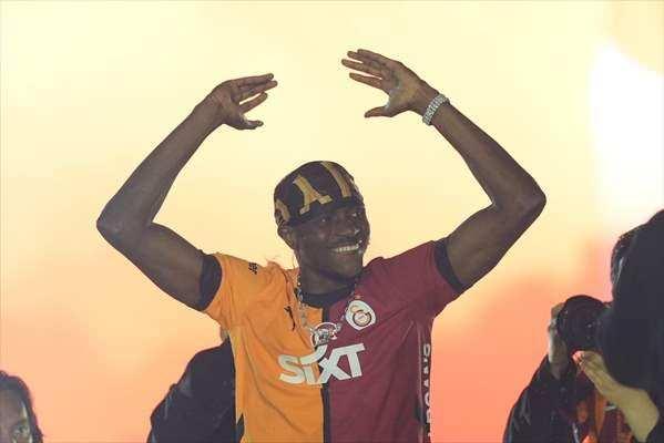 <p>Bu sezon gösterdiği performansla herkesin takdirini kazanan Nijeryalı futbolcu Victor Osimhen, sahneye 'Yarim Yarim' şarkısıyla çıktı. Ailesiyle sahneye gelen Osimhen daha sonra sarı-kırmızılı taraftarlara üçlü çektirdi. Taraftarlar ayrıca 'Bizimle kal Osimhen' ve 'Taraftar çıldırdı, Osimhen'i istiyor' tezahüratlarında bulundu.</p>