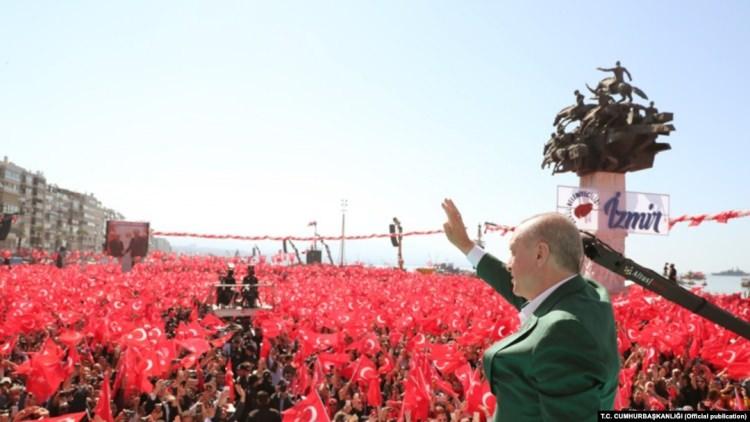 <p>Erdoğan ve Bahçeli'nin de konuşmalarını gerçekleştirdiği İzmir mitingi Cumhur İttifakının ilk ortak mitingi olma özelliğini taşıyordu. </p>
